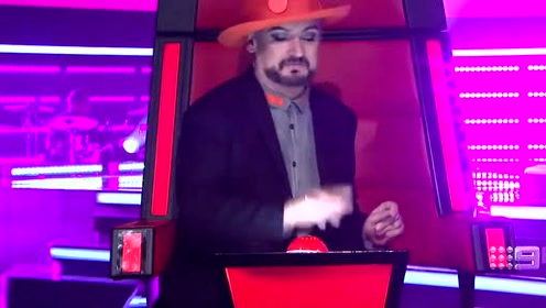 什么情况？她一开口评委纷纷诧异，28秒女评委为她更是另类按按