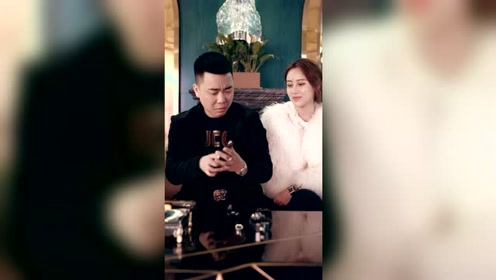 男人玩闹拿钱开道！