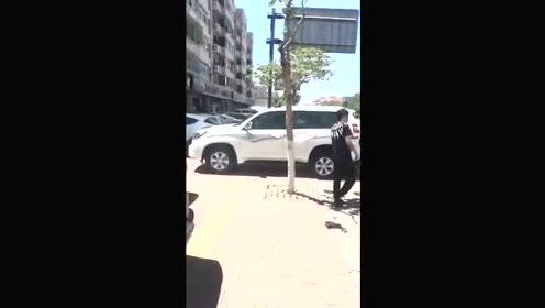 实拍霸气丰田车主被挡住出不来，直接碾压保时捷 有钱任性