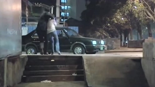 女子夜里被人强行拉上车，反抗无用直接强抢，这是凶多吉少