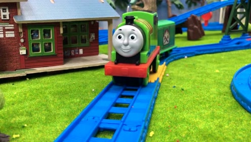 为了提高工作速度超速行驶的培西小火车