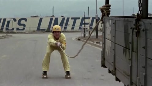 奇谋妙计五福星：龙哥滑着溜冰鞋，在大马路上追小偷