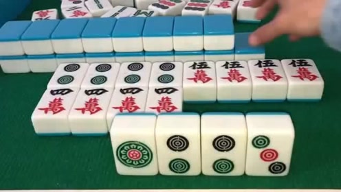 小伙打麻将连开三杠杠上花,除了二筒有点多,其他的看着挺完美的