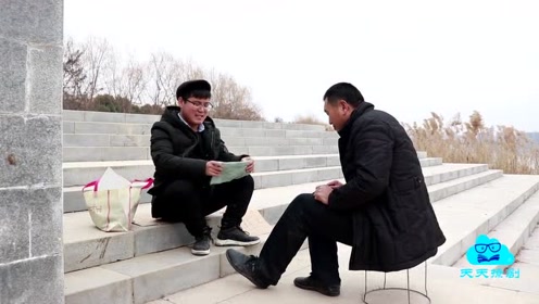 小伙街头擦鞋，一分钱没赚还倒找五块钱，太搞笑了