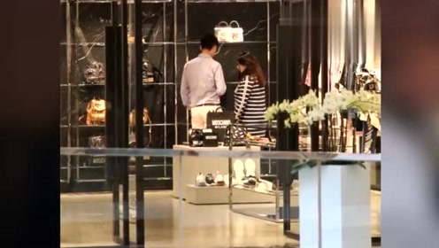 赌王千金何超盈挺孕肚逛街，买珠宝准备婚事，学霸未婚夫呵护备至