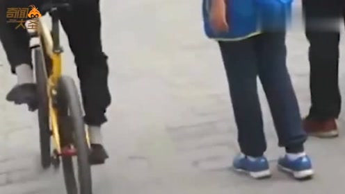 女孩手机掉进兵马俑，无奈寻求导游帮忙，导游的话让她欲哭无泪