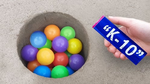 一堆海洋球的沙洞中塞个鞭炮,会发生什么?
