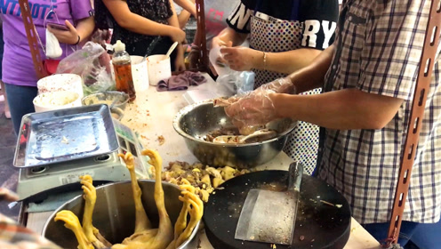 广西夫妻摆摊卖美味手撕鸡,60块一只,生意火爆4小时全卖光