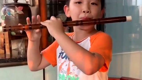小男孩笛子吹一曲《牧民新歌》,曲声悦耳悠扬,太陶醉了!