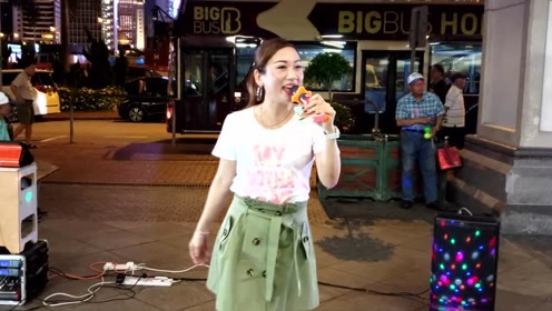 女歌手小云街头翻唱一首《我的快乐就是想你》怀旧好听,不输原唱