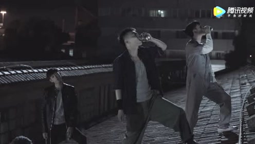 亲爱的,热爱的:索罗战队在出租房顶畅所欲言,往事真的让人怀念