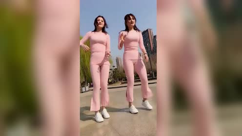 微胖的美女跳广场舞精彩好看!舞姿真是不错