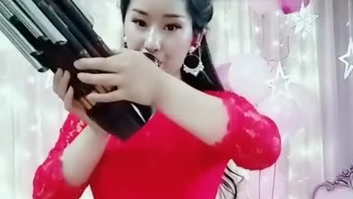 看够了吹唢呐!来看美女吹笙《挂红灯》敬上!美女真喜庆!