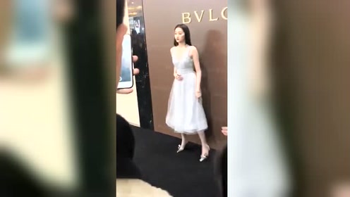 关晓彤肚子疼,居然还坚持出席活动!