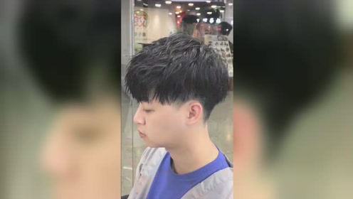 不一样的碎盖发型
