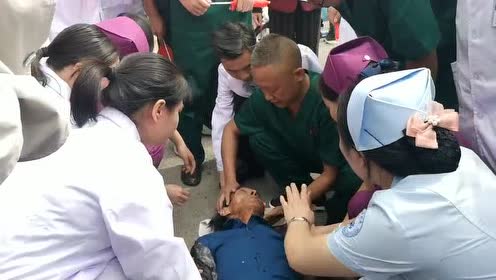 利川一老人带孙子玩耍突发脑卒中倒地,数十名医生现场抢救!