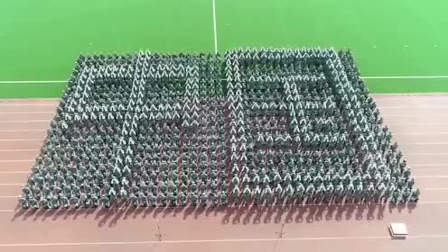 高校军训组建花样方阵 庆祝新中国成立70周年