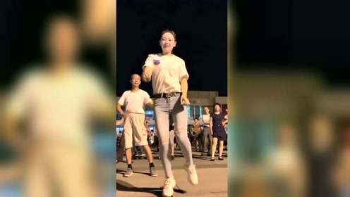 美女领跳的广场舞美感十足,连大爷都在后边学习跳舞