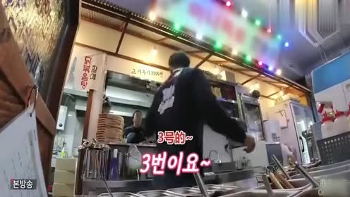 陈华到店长店做v店长,自我猪蹄良好很开心,表情感觉却很严肃电影八哥原来你还在这里图片