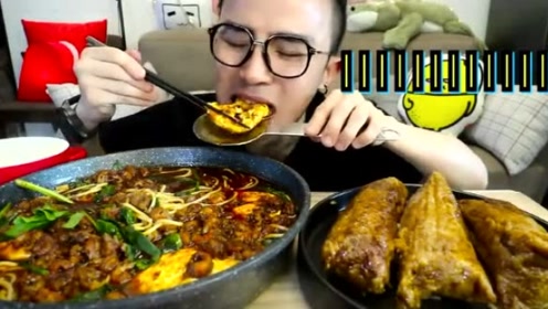 吃播:光小强吃自制火锅底料龙虾仁汤面和五花肉蛋黄糯米粽,真过瘾啊