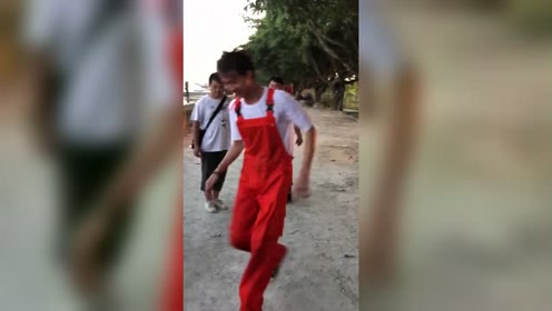 许华升拍戏空闲,和老表玩闹起来,女助理一个小小举动太有爱了