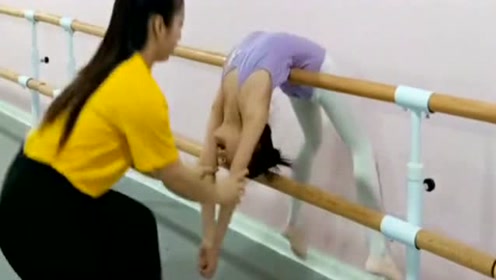 舞蹈生基本功魔鬼训练,疼得她眼泪都出来了,看着就心疼!
