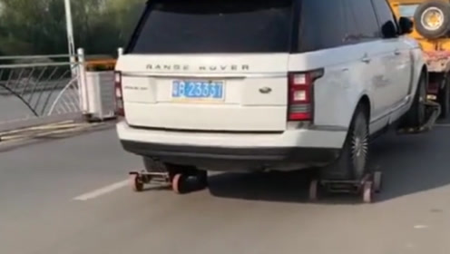 只要交警想拖车,办法总比困难多!管你是几驱都干不过拖车!