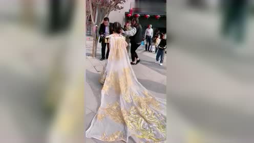 为了让童模焱娃娃赚钱,父母疯了吗?商品房开盘活动都参加,绝了