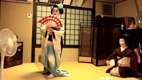 日本艺伎表演扇子舞,旁边还有乐师弹三味线伴奏!