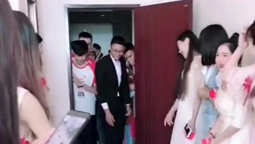 今天朋友结婚,伴娘可把伴郎给整惨了,又是喷水又是跳房子,有点过分了!