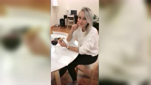 俄罗斯洋媳妇真是酒鬼,和闺蜜见面必须喝点,披萨配红酒野路子?