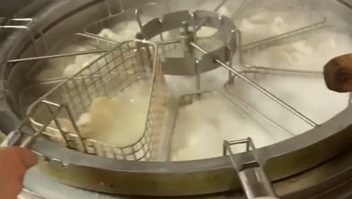 原来饺子馆里都是这样煮饺子的,这样省不少时间,长见识了!