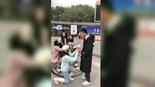 男生被女生求婚!场面有点尴尬!你会怎么做?