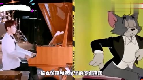 白敬亭学汤姆猫弹钢琴,白色西装似温柔王子,跪着弹琴简直太拼了