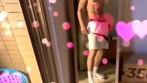 小哥哥对着镜子忍不住秀起了腹肌,这个腰是真的瞩目啊!