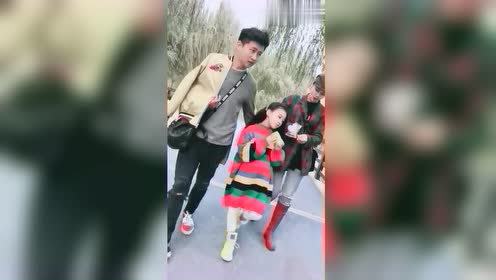 童模焱娃娃的爸爸一脸宠爱地看着她,她妈妈竟自己一个人走在后面
