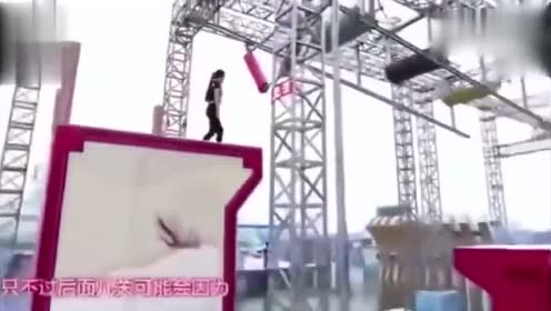 男生女生向前冲:美女来闯关,身材更优美,和张娅老师有的一拼,俯身很美