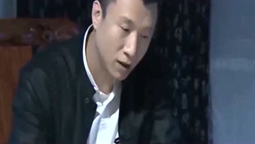 大鹏看电视太认真,刘华强用枪指着他,差点都没发现!