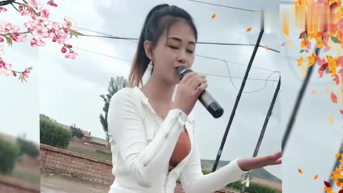 农村美女演唱一首民谣《天在下雨我在想你》,句句走心,人美歌甜