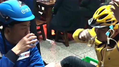 这才是喝酒的最高境界,哪怕还在挂着吊瓶,也要陪兄弟把这杯酒喝完!
