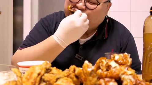 韩国小胖子吃炸鸡,喝两口啤酒太过瘾,网友:肥宅专属炸鸡