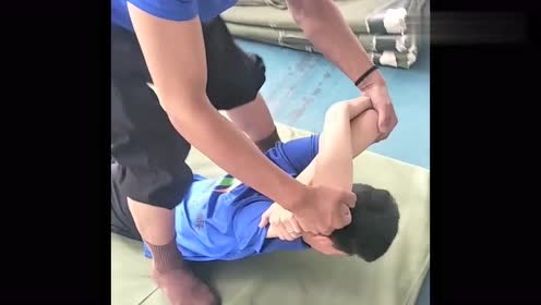 这个教练太狠啦,竟用这种方法给学员撕腰,太吓人啦!