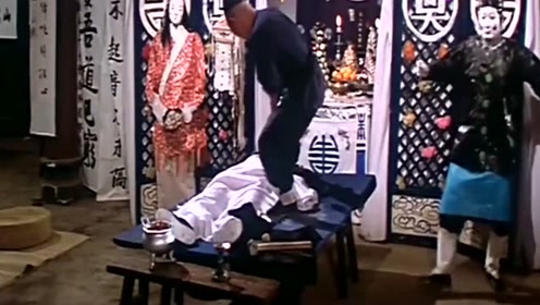 小偷偷死人的金牙,怎料灵堂的纸人动了,把他给打跑了