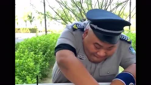 胖保安鸡腿被发现,结果被卡住了