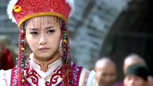 新还珠格格:小燕子和赛娅比赛打陀螺,箫剑送小燕子鞭子,神道具啊