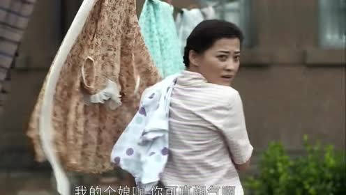 父母爱情:德福带俩个娃娃,安杰洗衣服,太有画面感了!