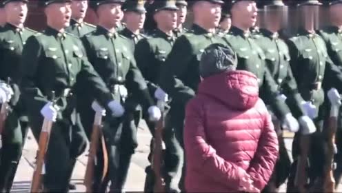 兵哥哥手提钢枪,齐唱军歌,气势如虹十分帅气!