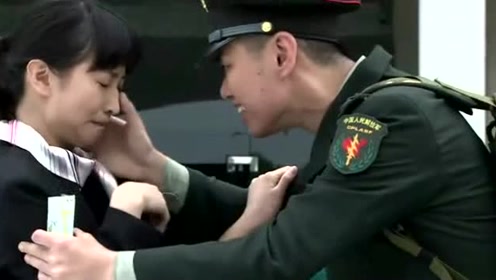我是特种兵2:二牛去找翠芬,这时正好在升旗,他立马军姿敬礼