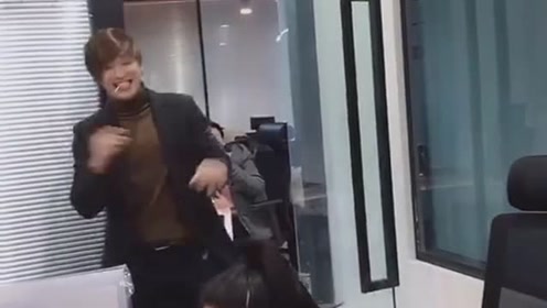 这小伙子被公司称为飘柔哥,只因为那一头长发,飘逸柔顺又闪闪发亮!