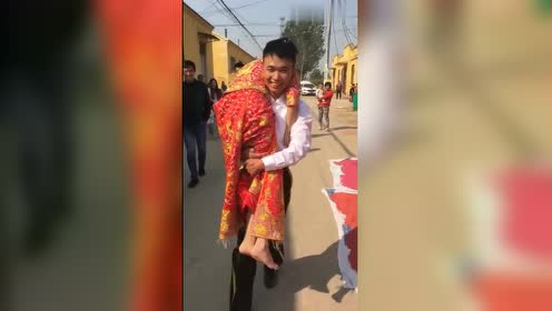 人家都是抱新娘,看这个新郎如何扛新娘的,厉害了